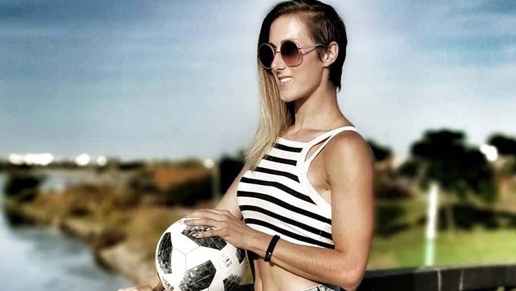 Melody Donchet ialah wanita kelahiran Prancis yang handal melakukan freestyle menggunakan sebuah bola. - INDOSPORT