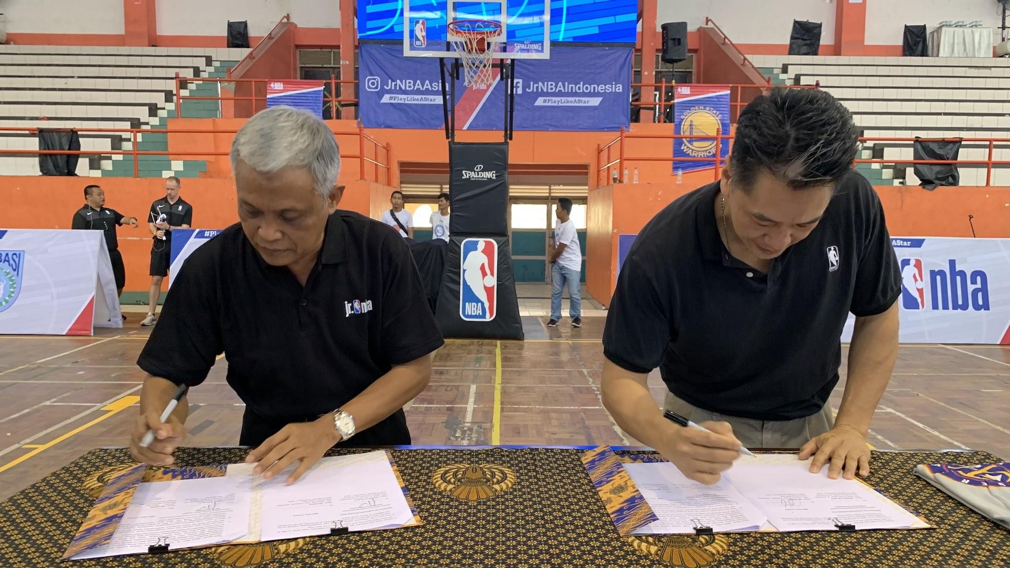 Associate Vice President, Marketing Partnership NBA Asia Jim Wong dan Kepala Dinas Pendidikan dan Kebudayaan Provinsi Jawa Tengah, Jumeri menandatangani nota kesepahaman terkait kolaborasi antara National Basketball Association (NBA) dan Pemerintah Provin Copyright: Rilis Resmi NBA