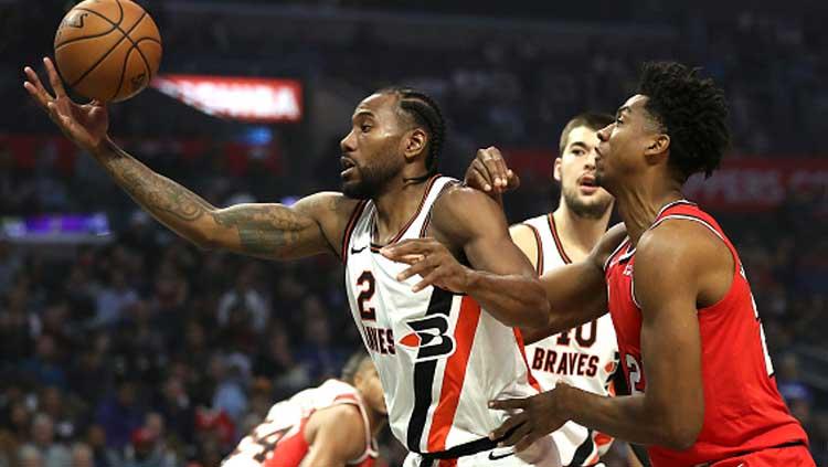 Bintang LA Clippers, Kawhi Leonard (kiri) dijaga ketat oleh pemain Portland Trail Blazers, Hassan Whiteside.