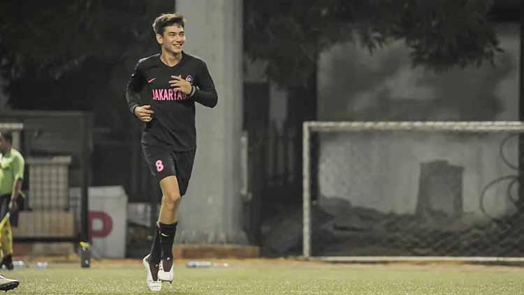 Adipati Dolken saat berolahraga futsal