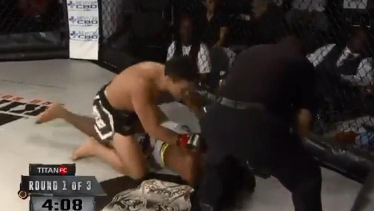 Wasit MMA, Jorge Alonso, menuai kritikan pada laga Calvin Glover melawan Landon Quinones di ajang Titan Fighting Championship 56 - INDOSPORT