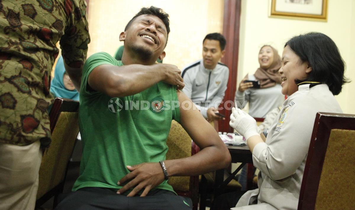 Rifad Marasabessy terlihat menahan sakit saat mendapat suntik vaksin jelang keberangkatan Timnas Indonesia U-23 ke SEA Games 2019.