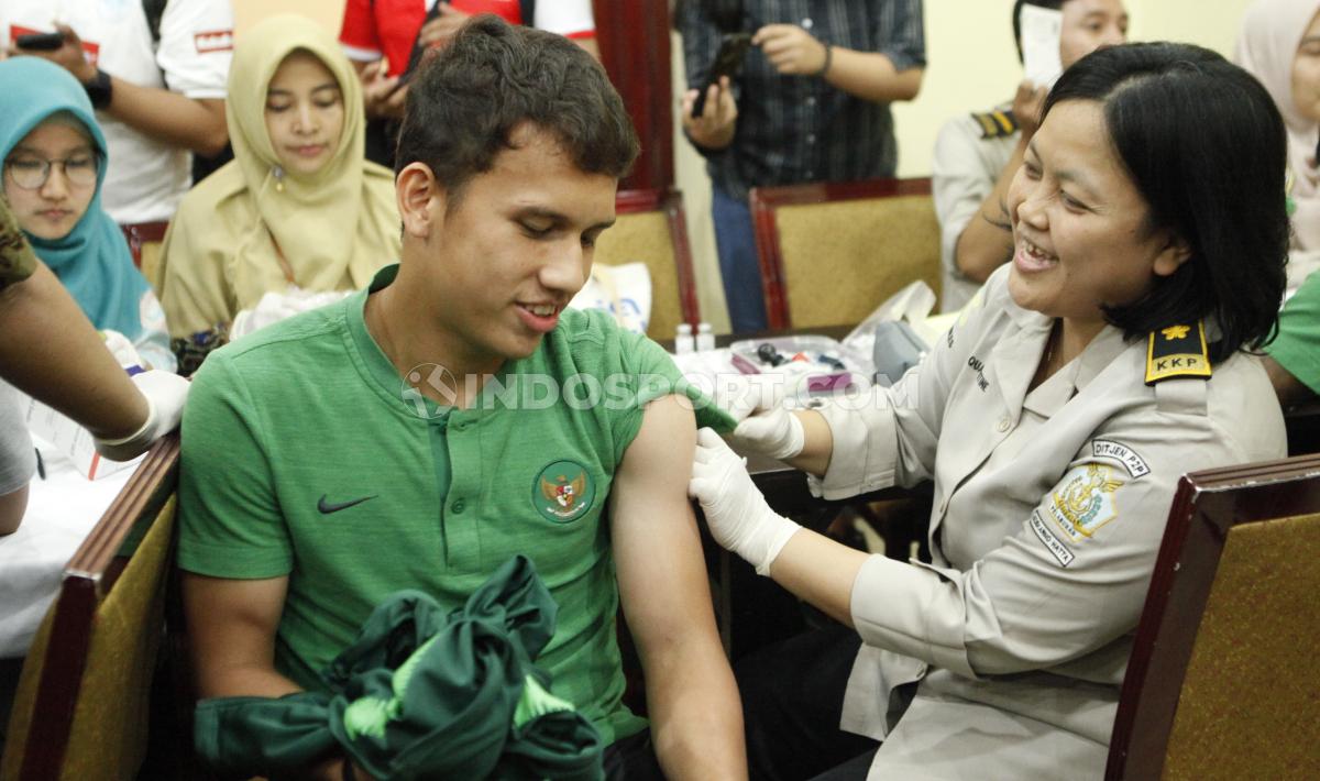 Egy Maulana Vikri terlihat biasa saja saat dokter akan memberi suntik vaksin sebagai bagian dari rangkaian persiapan Timnas Indonesia u-23 menuju SEA Games 2019.