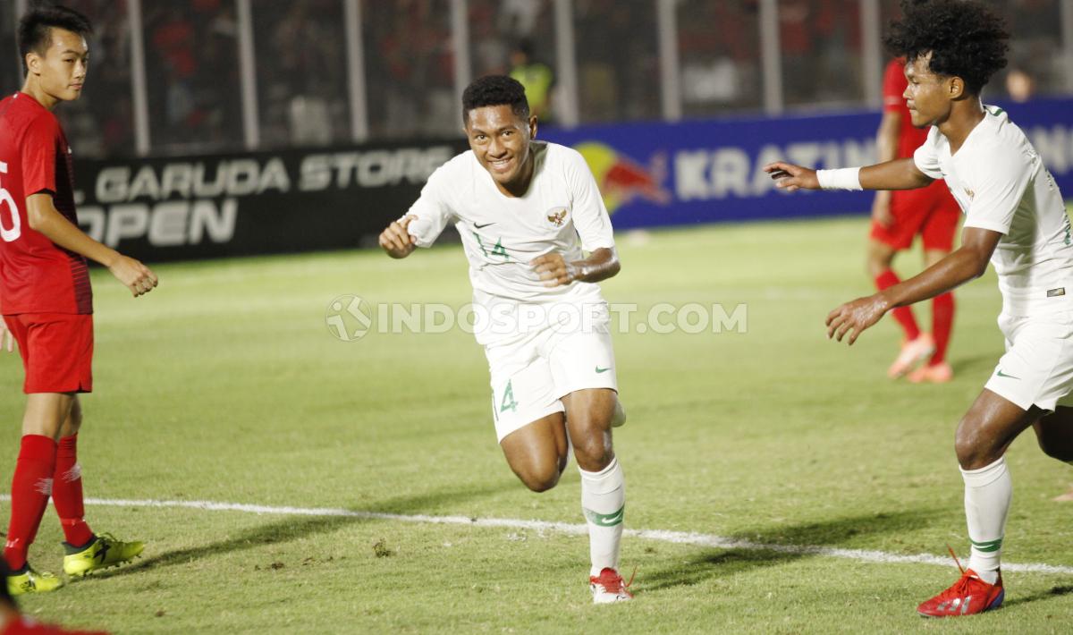 Selebrasi pemain Timnas Indonesia U-19, Fajar Fathurrahman usai mencetak gol ke gawang Hong Kong pada Kualifikasi Piala Asia U-19 di Stadion Madya, Senayan, Jumat (08/11/19).
