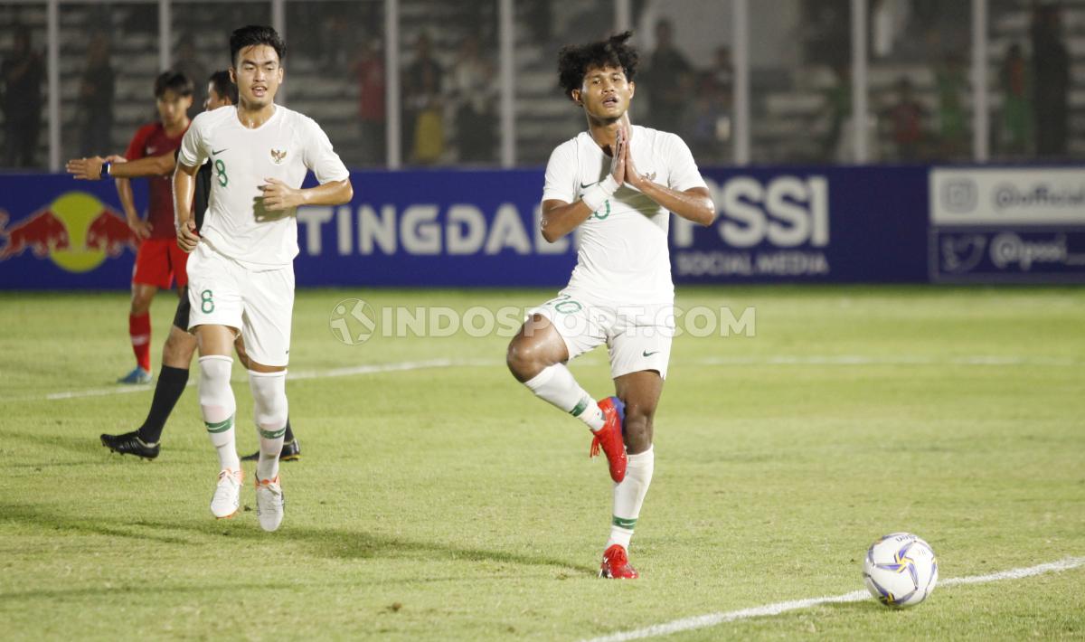 Selebrasi pemain Timnas Indonesia U-19, Bagus Kahfi usai mencetak gol penalti ke gawang Hong Kong pada Kualifikasi Piala Asia U-19 di Stadion Madya, Senayan, Jumat (08/11/19). - INDOSPORT