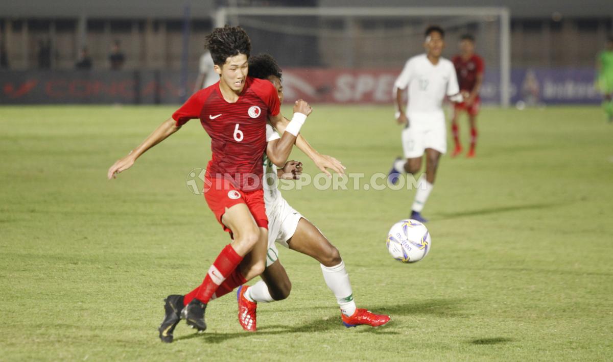 Duel pemain Hong Kong U-19 dengan pemain Timnas Indonesia U-19, pada Kualifikasi Piala Asia U-19 di Stadion Madya, Senayan, Jumat (08/11/19). Copyright: Herry Ibrahim/INDOSPORT