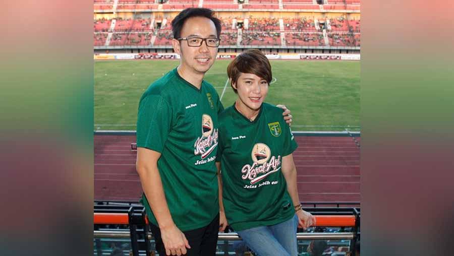 Presenter/aktris Olga Lydia dan suaminya Aris Utama yang menonton sepak bola kali pertama langsung jatuh cinta terhadap Persebaya. - INDOSPORT