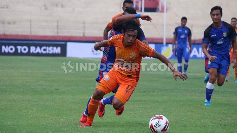 Laga Pertandingan babak pertama antara Persiraja Banda Aceh vs Mitra Kukar, skor 2-0, Sabtu (09/11/19). Copyright: Fitra Herdian/INDOSPORT