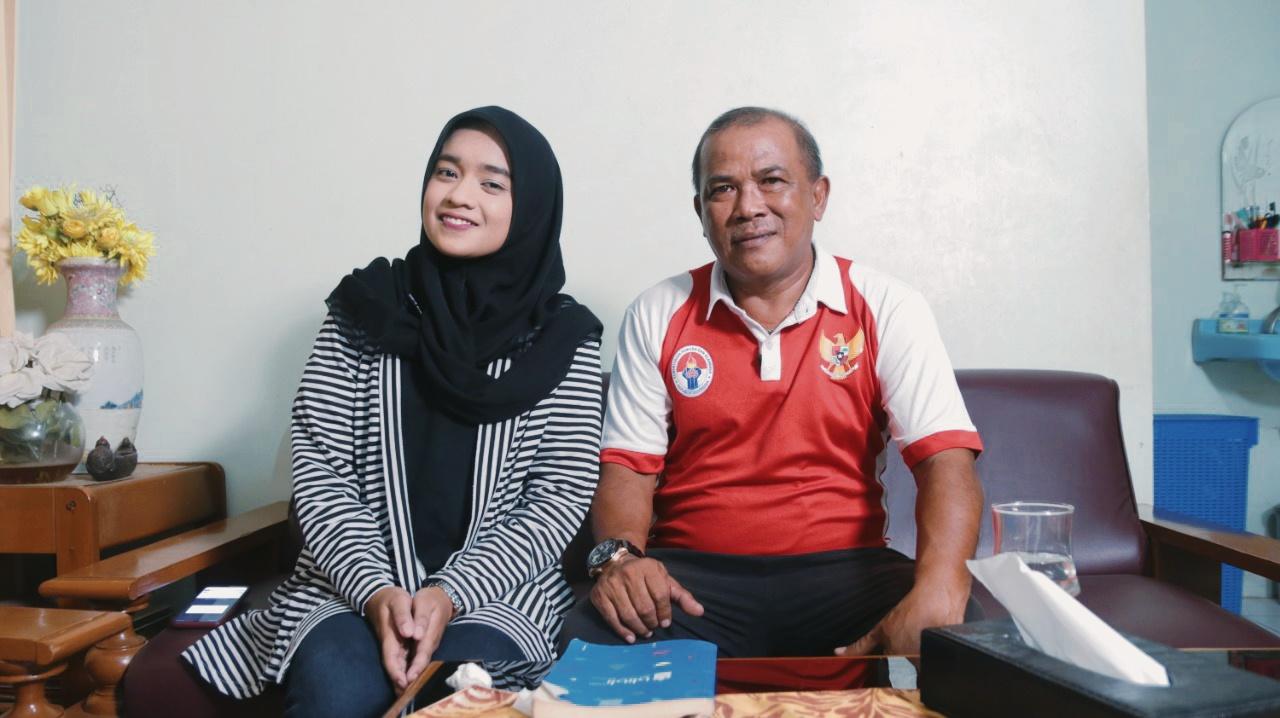 Wartawan INDOSPORT, Shintya Anya Maharani, berfoto bareng legenda sepak bola Indonesia, Maman Suryaman. Copyright: INDOSPORT