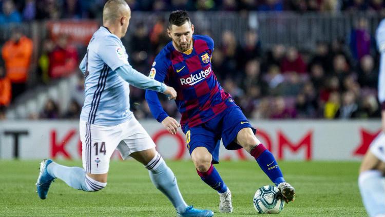 Lionel Messi saat melindungi bola dari rebutan pemain Celta Vigo. Copyright: Twitter.com/@FCBarcelona