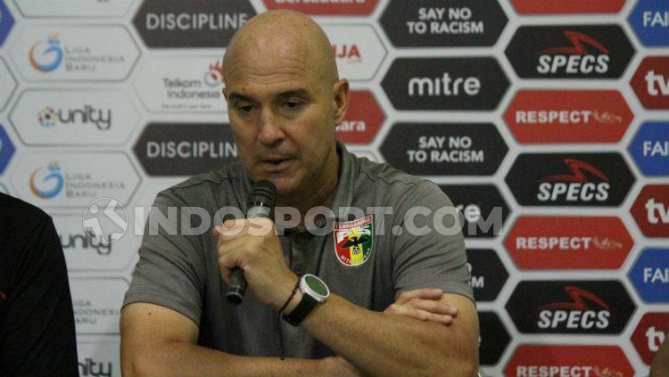 Pelatih Mitra Kukar, Rafael Berges saat konfrensi pers usai laga melawan Persiraja Banda Aceh. Sabtu (9/11/19).