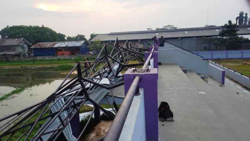 Atap Stadion Mini Panongan, Tangerang rusak akibat angin kencang. Copyright: Kabar6.com