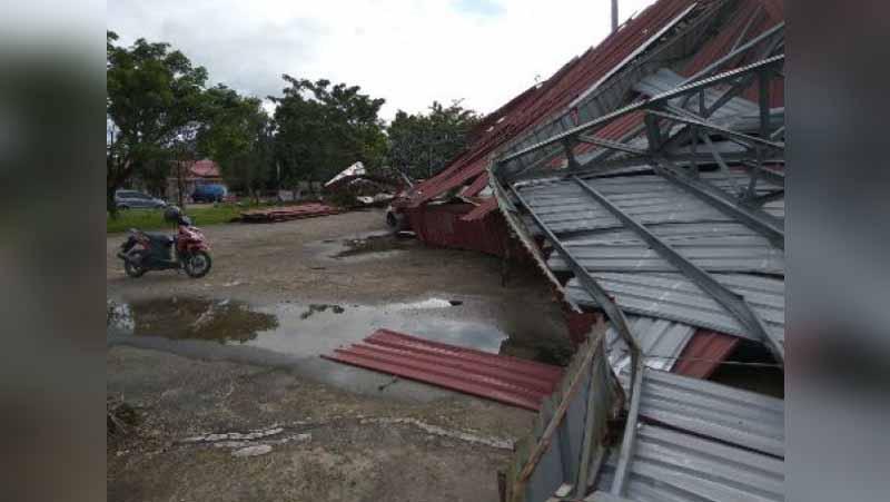 Stadion Andi Tjatjok, Kalimantan Utara mengalami kerusakan usai diterpa angin kencang. Copyright: Korankaltim.com
