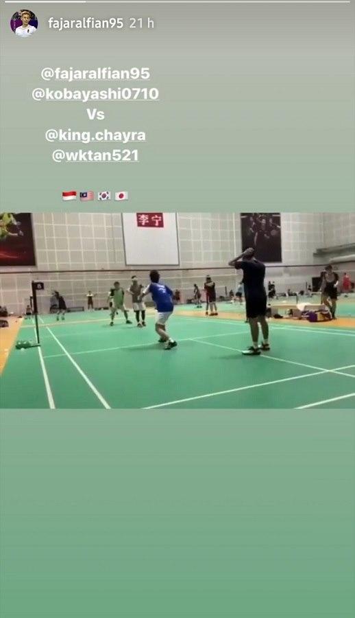 Insta Story Fajar Alfian yang menunjukkan para pebulutangkis 4 negara berlatih bersama. Copyright: Instagram @fajaralfian95