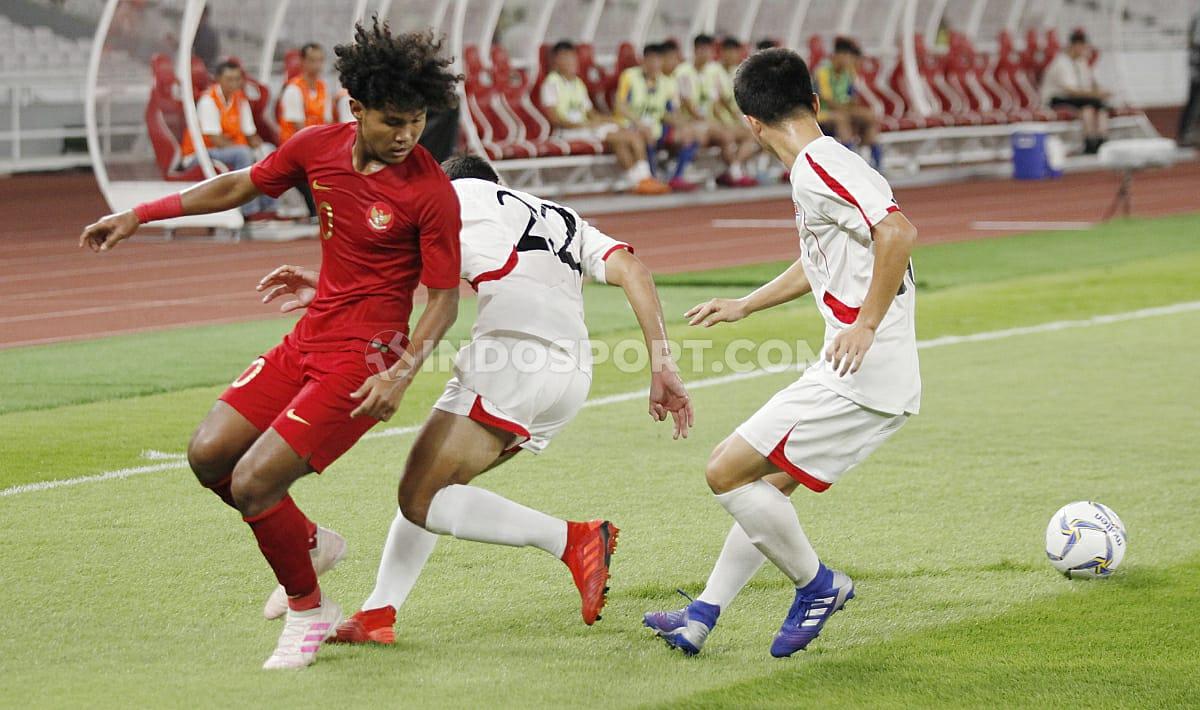 Pemain Timnas Indonesia U-19 Bagus Kahfi saat duel dengan dua pemain Korea Utara U-19 pada Kualifikasi Piala Asia U-19 di GBK Jakarta, Minggu (10/11/19).