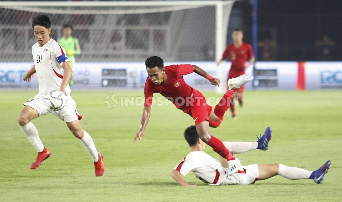 Pemain Timnas Indonesia U-19 Muhammad Supriadi berusaha menghindar dari pemain Korea Utara U-19 pada Kualifikasi Piala Asia U-19 di GBK Jakarta, Minggu (10/11/19).