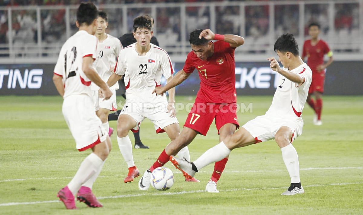 Pemain Timnas Indonesia U-19, Serdy Ephy Fano Boky berusaha menghindari dari penjagaan tiga pemain Korea Utara U-19, Minggu (10/11/19).