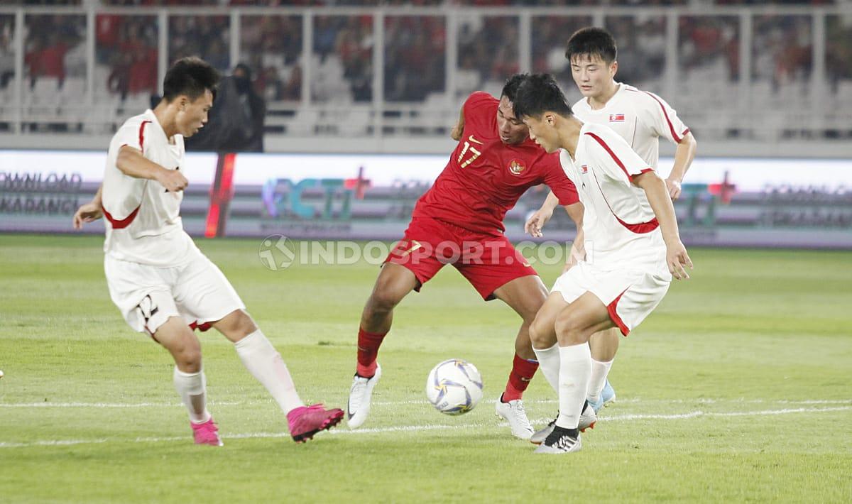 Pemain Timnas Indonesia U-19, Serdy Ephy Fano Boky berusaha menghindari dari penjagaan tiga pemain Korea Utara U-19, Minggu (10/11/19). - INDOSPORT
