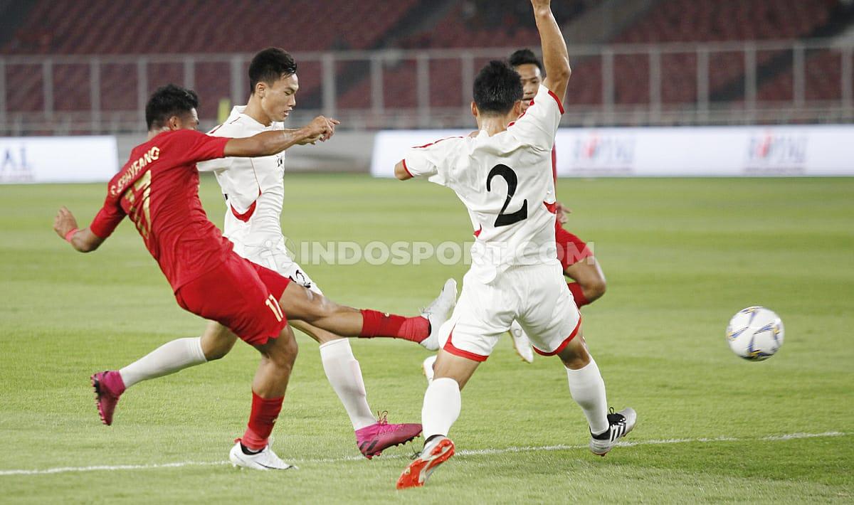 Pemain Timnas Indonesia U-19, Serdy Ephy Fano Boky berusaha menghindari dari penjagaan tiga pemain Korea Utara U-19, Minggu (10/11/19).
