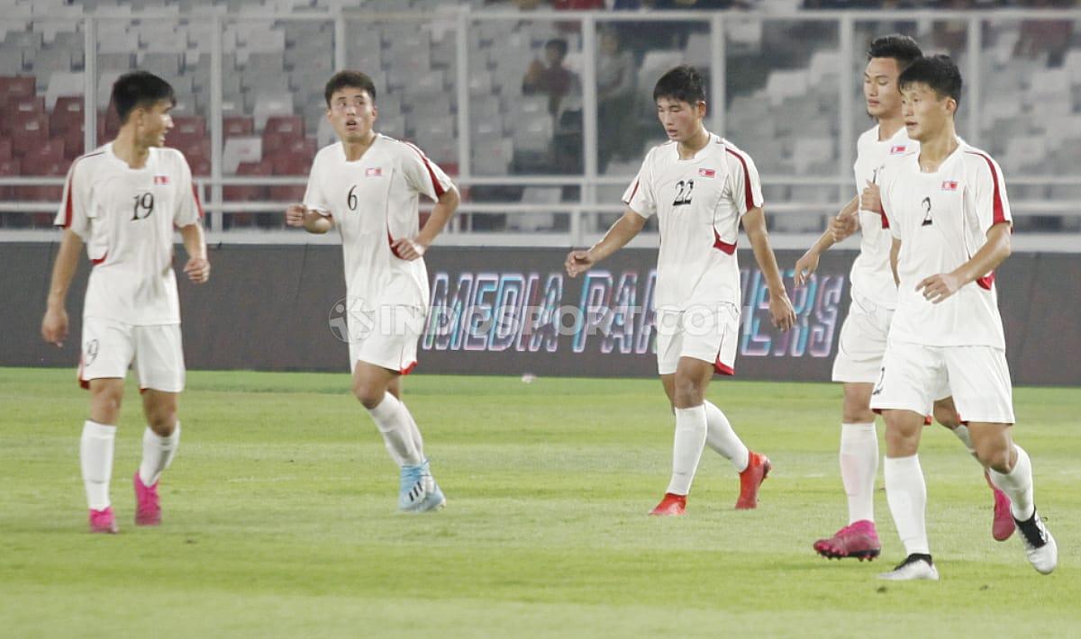 Selebrasi pemain Korea Utara U-19, Kim Kwang Chong bersama teman satu timnya usai mencetak gol pertama ke gawang Indonesia Kualifikasi Piala Asia U-19, Minggu (10/11/19).