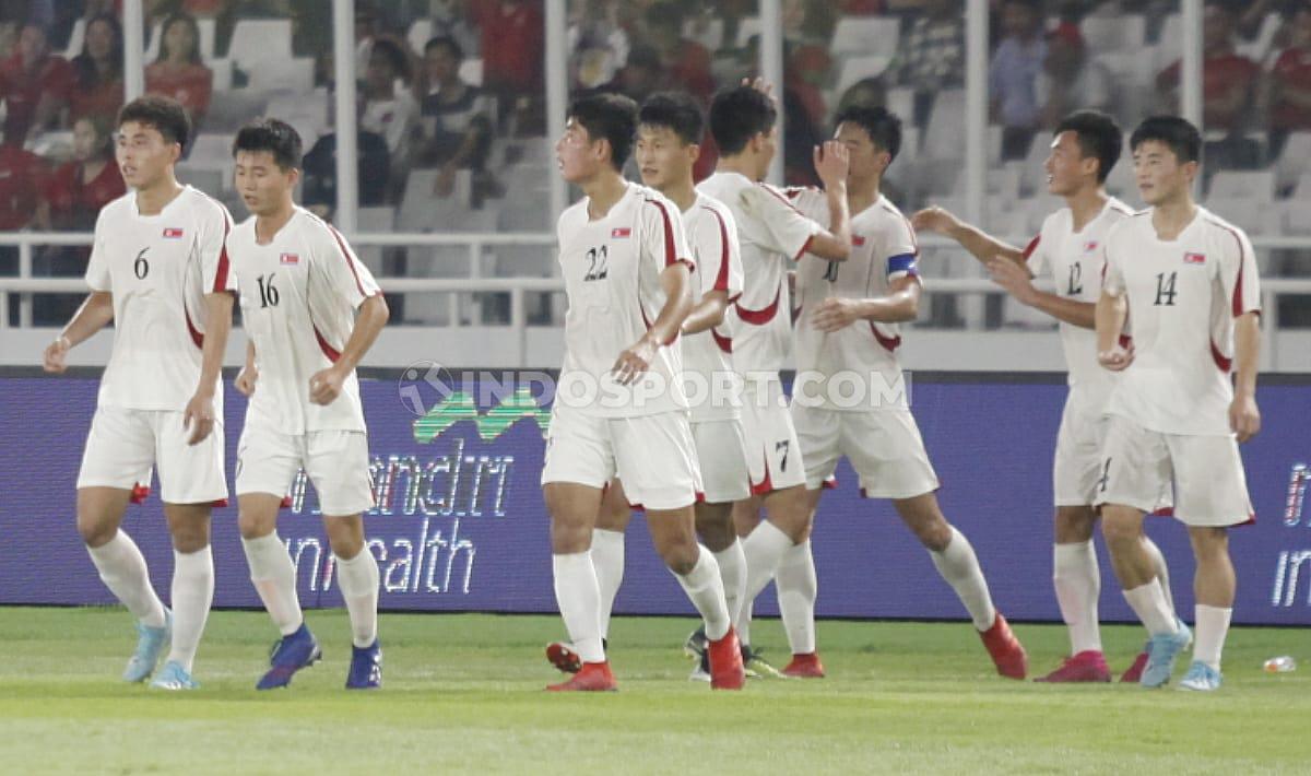 Selebrasi pemain Korea Utara U-19, Kim Kwang Chong bersama teman satu timnya usai mencetak gol pertama ke gawang Indonesia Kualifikasi Piala Asia U-19, Minggu (10/11/19).