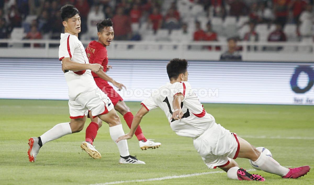 Tendangan kerah oleh pemain Indonesia U-19 Bacham Putra dapat di halau pemain Korea Utara, Kualifikasi Piala Asia U-19, Minggu (10/11/19).