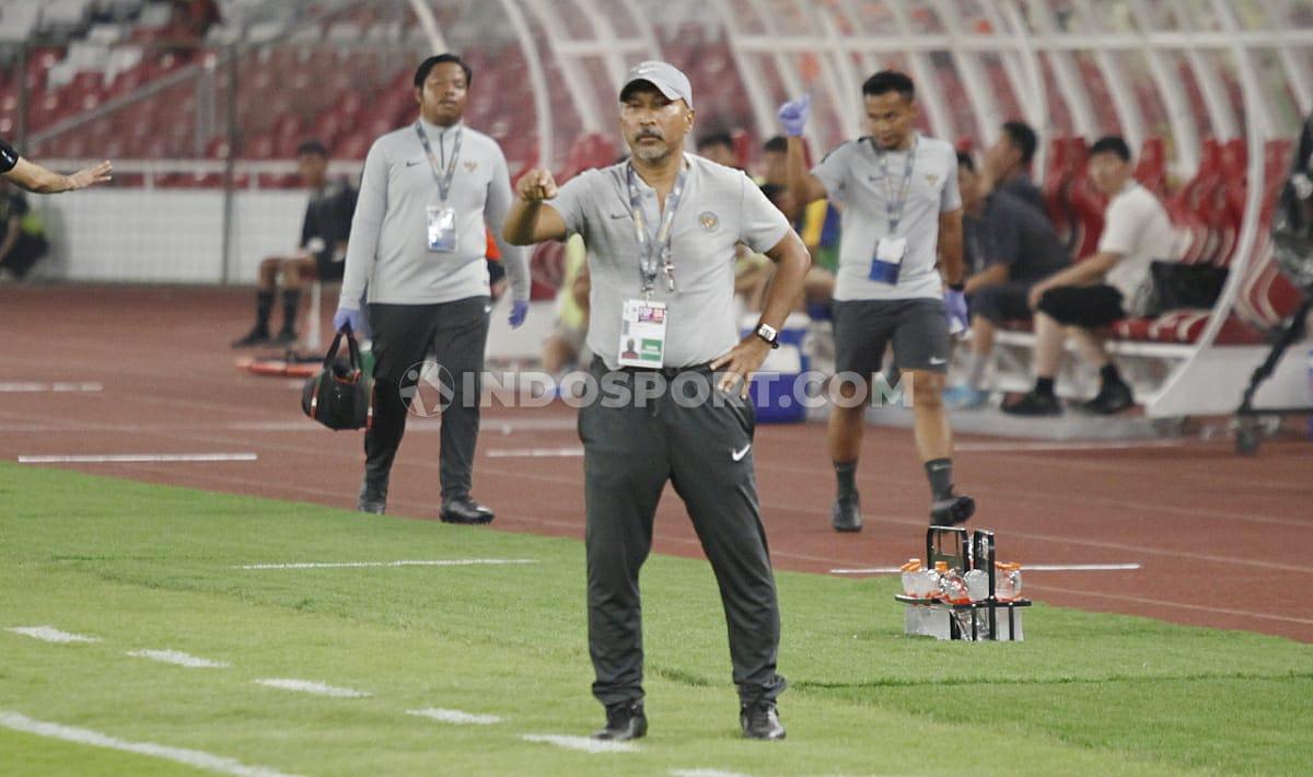 Pelatih Timnas Indonesia U-19, Fakhri Husaini memberi instruksi ke pemainnya saat menghadapi Korea Utara di Kualifikasi Piala Asia U-19 2020.