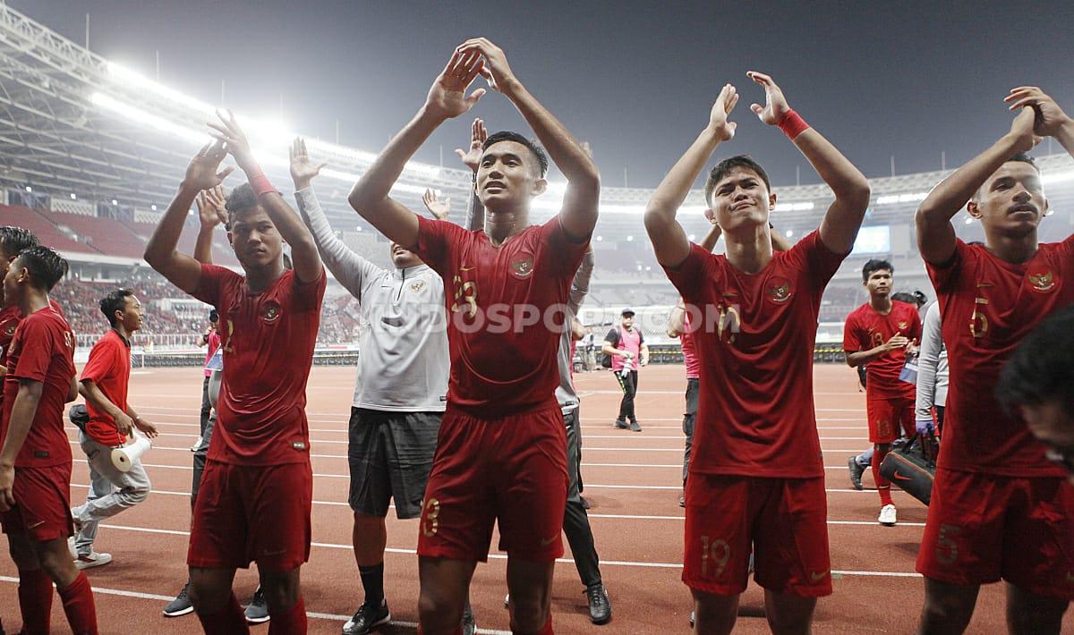 Skuat Timnas Indonesia U-19 memberi ucapan terima kasih ke suporter yang menonton langsung laga melawan Korea Utara di Kualifikasi Piala Asia U-19 2020.