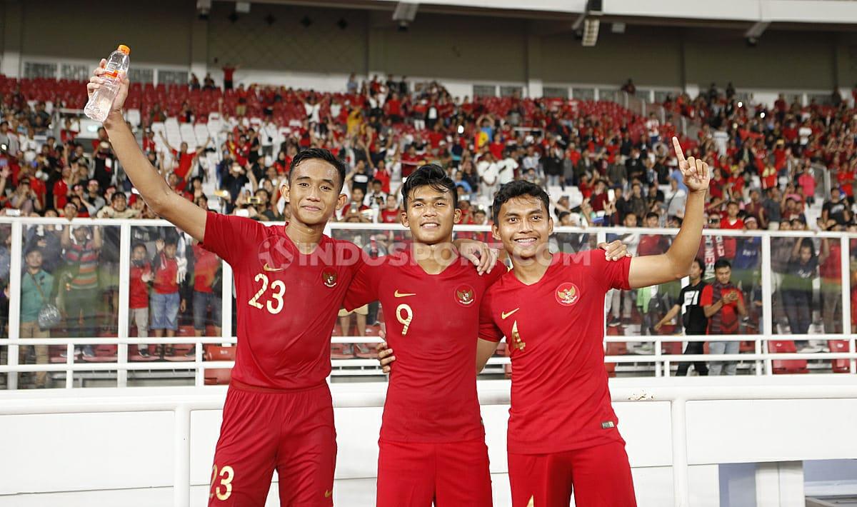 Skuat Timnas Indonesia U-19 berpose di depan para suporter pasca mengimbangi Korea Utara di Kualifikasi Piala Asia U-19 2020.