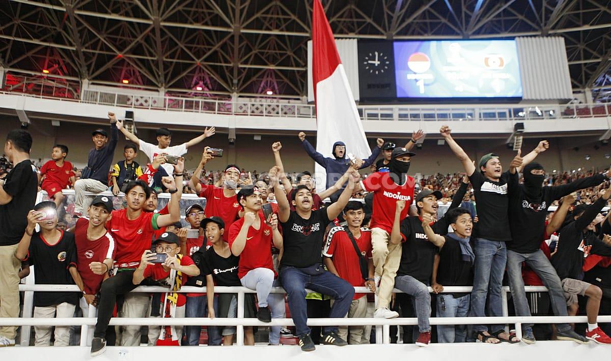 Suporter Timnas Indonesia memberikan dukungan pada pemain Indonesia U-19. - INDOSPORT