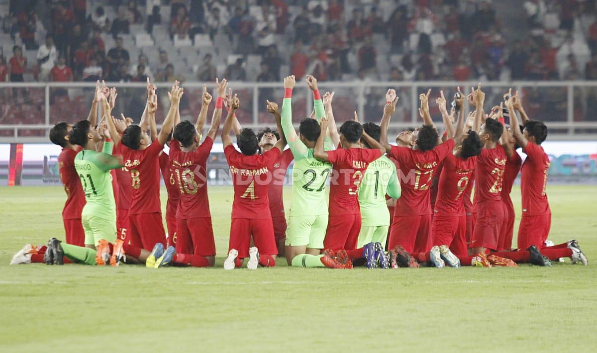Sujud syukur para pemain Timnas Indonesia U-19 pasca mengimbangi Korea Utara di Kualifikasi Piala Asia U-19 2020.