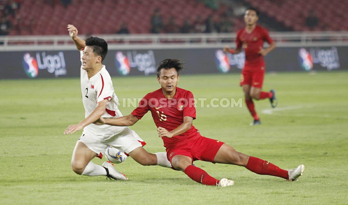 Aksi saling rebut bola yang menghiasi laga Timnas Indonesia U-19 vs Korea Utara dalam Kualifikasi Piala Asia U-19 2020.