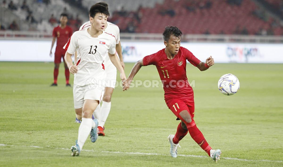 Pemain Timnas Indonesia U-19 berusaha menggiring bola melewati pertahanan Korea Utara dalam Kualifikasi Piala Asia U-19 2020.