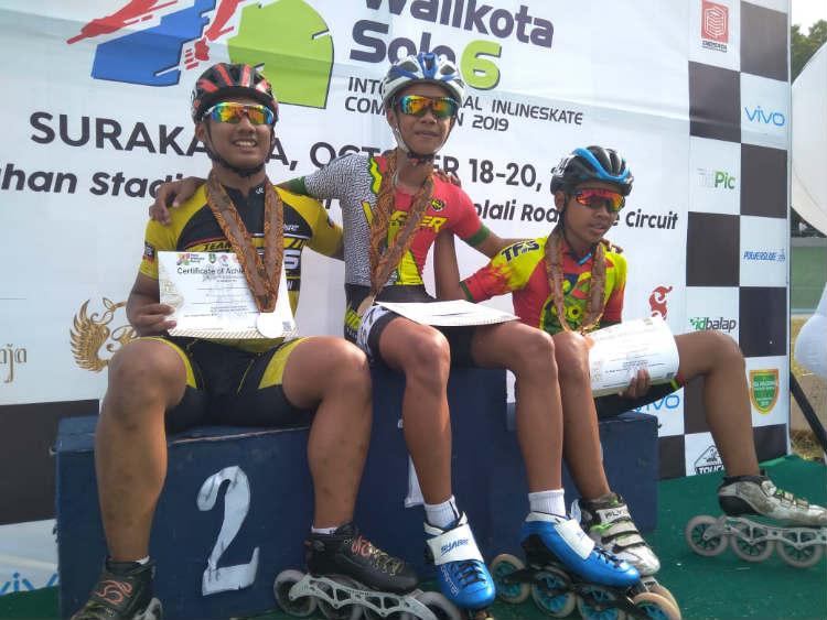 Albin (tengah) saat mendapat medali emas di ajang Kejuaraan Walikota Solo Cup 2019 - INDOSPORT