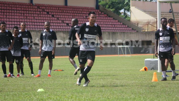 Gelandang Vital Persipura, Muhammad Tahir saat menjalani sesi latihan bersama rekan-rekannya