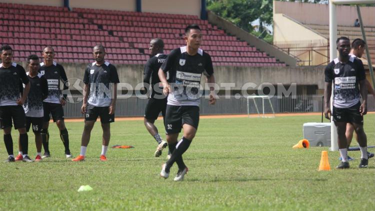 Gelandang Vital Persipura, Muhammad Tahir saat menjalani sesi latihan bersama rekan-rekannya Copyright: Sudjarwo/INDOSPORT