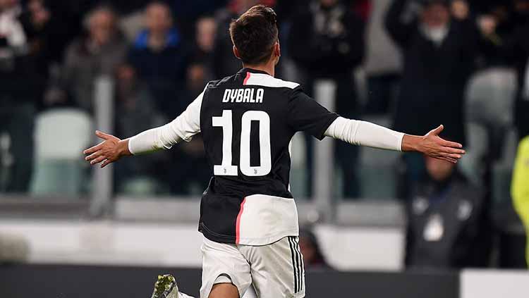 Paulo Dybala melakukan selebrasi usai cetak gol ke gawang AC Milan pada menit ke-77 pada laga Serie A Italia di Allianz Stadium. Copyright: Tullio M. Puglia/Getty Images