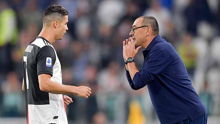 Cristiano Ronaldo dan Maurizio Sarri pada laga saat melawan Hellas Verona. Copyright: Daniele Badolato - Juventus FC/Juventus FC via Getty Images