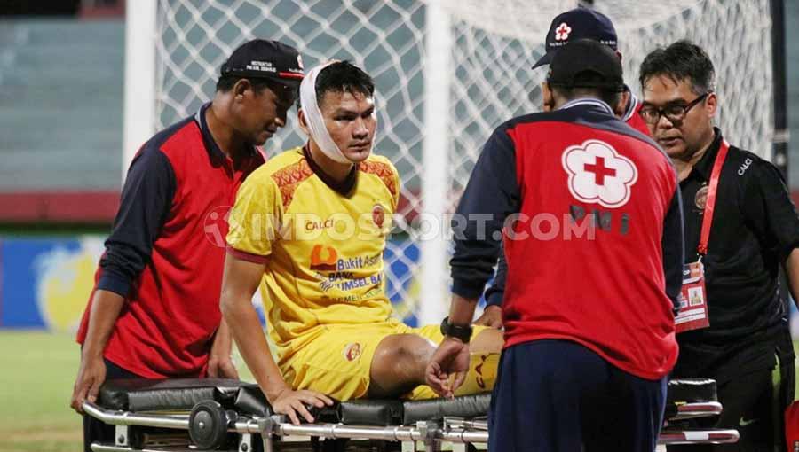 Pertandingan babak 8 besar Liga 2 2019 antara Sriwijaya FC vs Persewar Waropen pada Sabtu (09/11/19) harus menelan korban yakni Bobby Satria. - INDOSPORT