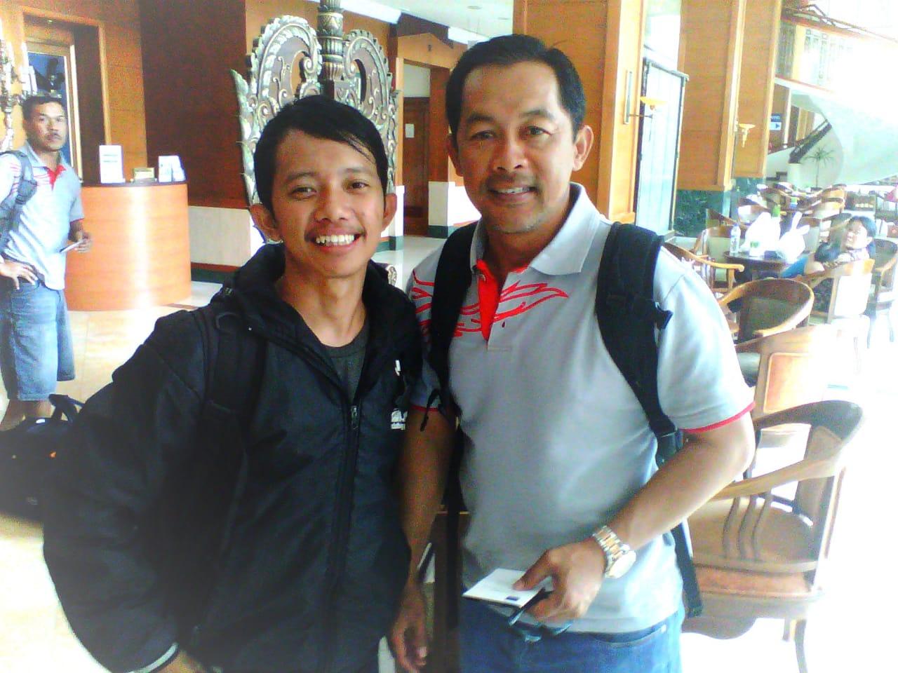 Wartawan INDOSPORT, Ronald Seger Prabowo, berfoto bareng Aji Santoso. Copyright: INDOSPORT