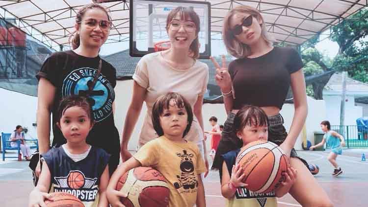 Jessica Iskandar dan Gisella Anastasia saat mengajak anak-anaknya main basket. - INDOSPORT