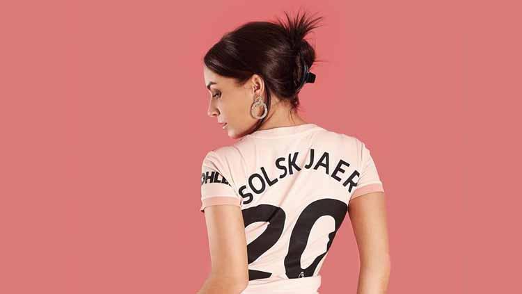 Katrina Maria dalam sesi foto mengenakan jersey Manchester United atas nama Ole Gunnar Solskjaer.