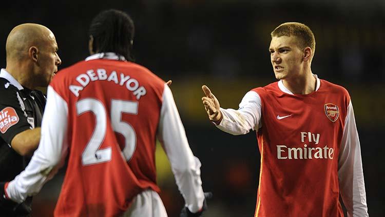 Bendtner berargumen dengan Adebayor. Copyright: Tony Marshall - PA Images/Getty Images