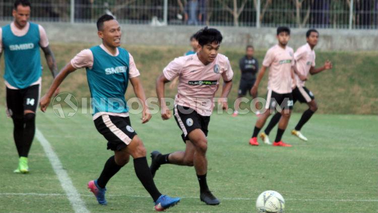 Pemain PSS Sleman beda generasi, Jajang Sukmara dan Samuel Christianson.