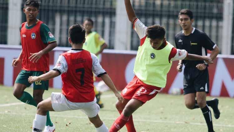 Pemain Garuda Select II di Inggris, Muhammad Rafli Azrul (PSM Makassar U-16) disamakan dengan bintang klub sepak bola Chelsea, Jorginho. - INDOSPORT