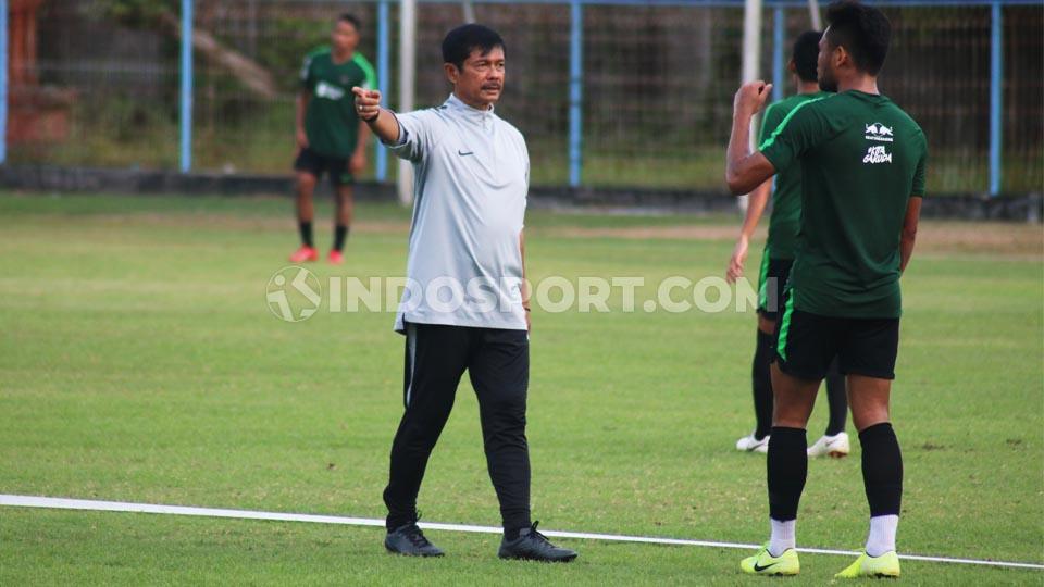 Pelatih Timnas Indonesia U-22, Indra Sjafri saat berdiskusi dengan Saddil Ramdani dalam latihan di  Lapangan Samudra, Legian, Badung, Selasa (12/11/19) sore. - INDOSPORT