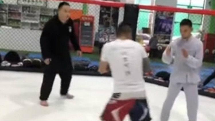 Atlet wing chun KO dalam enam detik pertarungan melawan petarung MMA. - INDOSPORT
