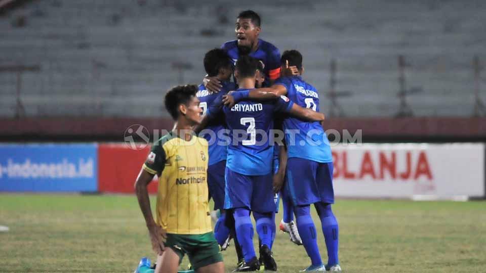 Selebrasi pemain Persiraja, Husnuzhon dengan teman satu timnya usai mencetak gol ke gawang Persewar di babak pertama pertandingan antara Persewar vs Persiraja, Rabu (13/11/19). Copyright: Fitra Herdian/INDOSPORT