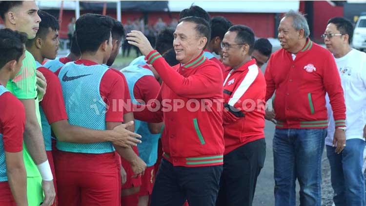 Ketua Umum PSSI, Mochamad Iriawan atau Iwan Bule saat menyapa para penggawa Timnas Indonesia U-22, sebelum laga uji coba lawan Iran U-23 di Stadion Kapten I Wayan Dipta, Gianyar, Rabu (13/11/19) sore.