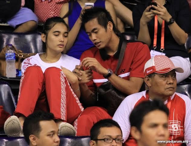 Tontowi Ahmad dan Anneke Feinya saat duduk di tribun penonton. Copyright: PB Djarum